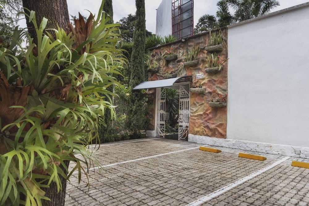 Hotel Aromax Del Campestre Medellin Bagian luar foto