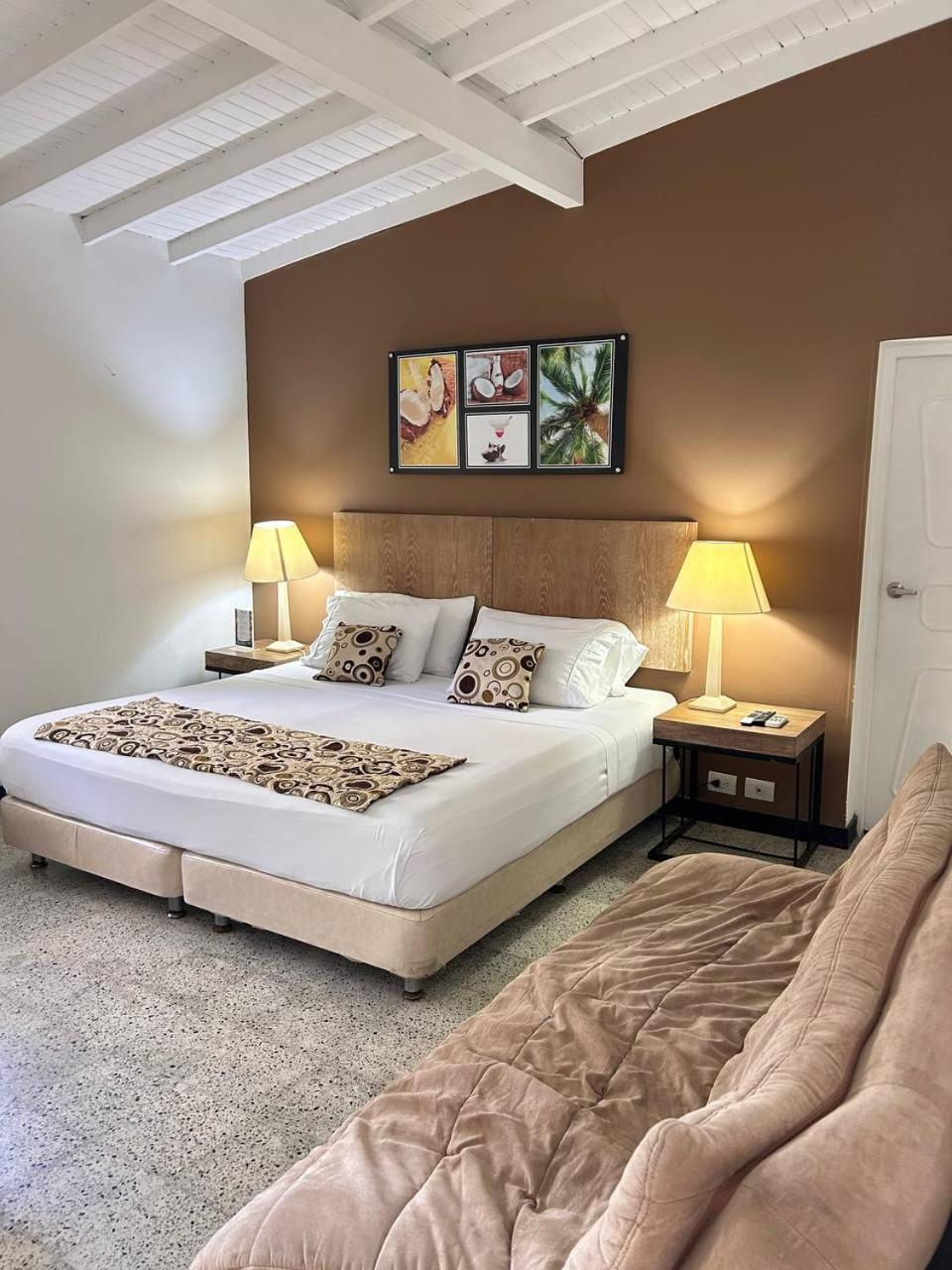 Hotel Aromax Del Campestre Medellin Bagian luar foto